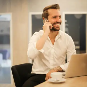 Mann berät am telefon