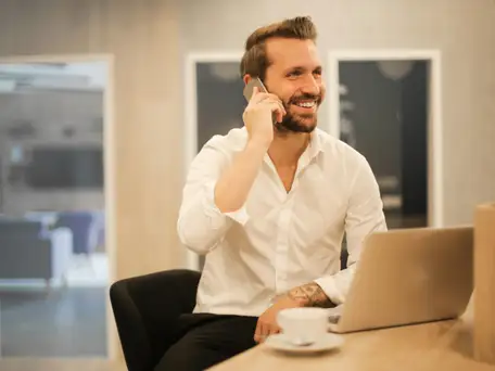 Mann berät am telefon