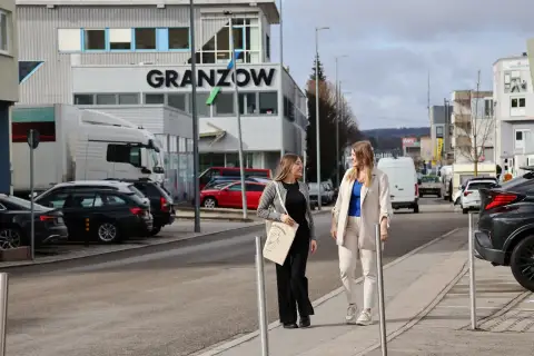 Granzow Filiale in Leonberg – Zwei Mitarbeitende im Gespräch vor dem Gebäude