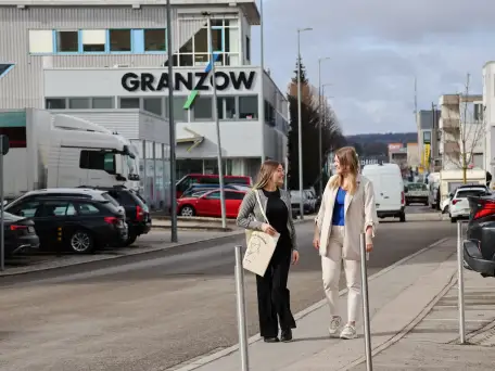 Granzow Filiale in Leonberg – Zwei Mitarbeitende im Gespräch vor dem Gebäude